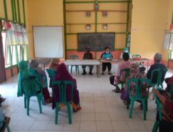 Satgas Pamtas Yonif 642/Kapuas Bantu Santunan LKD bagi Warga