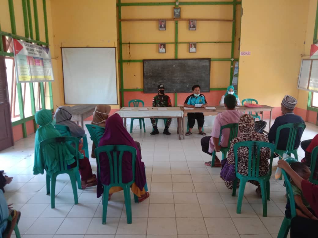 Satgas Pamtas Yonif 642/Kapuas Bantu Santunan LKD bagi Warga