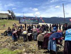 Satgas Yonif Mekanis 203/AK Rayakan HUT TNI ke-77 di Lanny Jaya dengan Bakar Batu