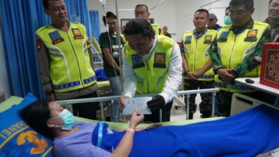 Danrem 064/MY dan Forkopimda Bagikan Bingkisan untuk Pasien RSUD Banten di Malam Takbir