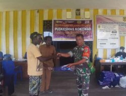 Babinsa Kokonao dan Puskesmas Bagikan Kelambu ke Warga