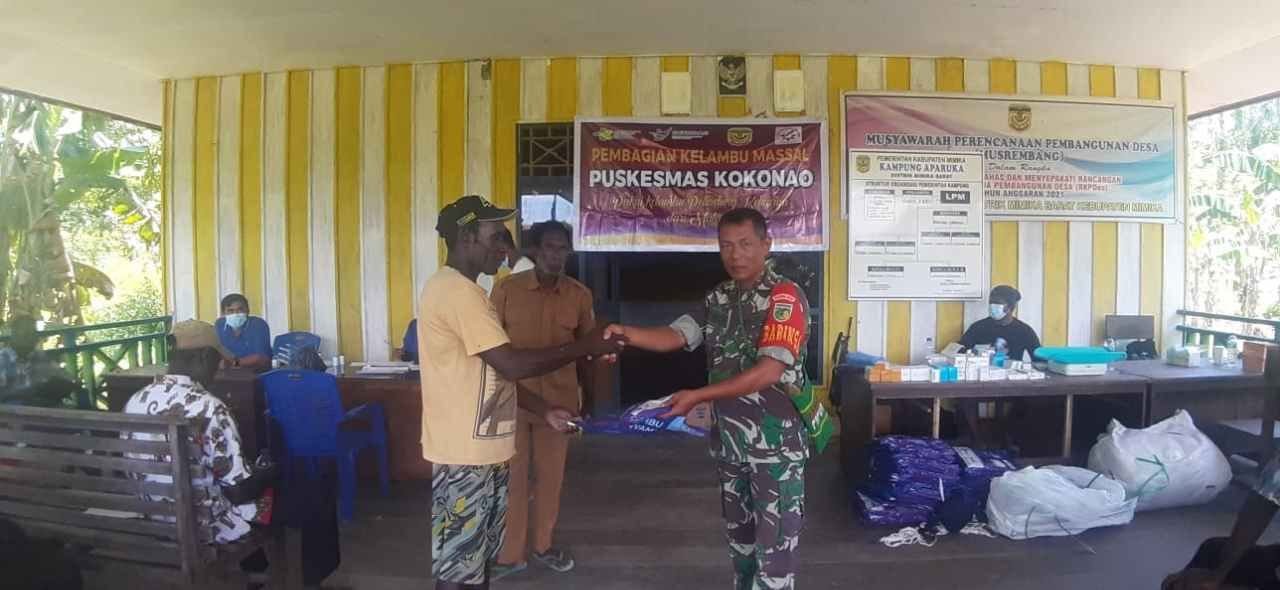 Babinsa Kokonao dan Puskesmas Bagikan Kelambu ke Warga