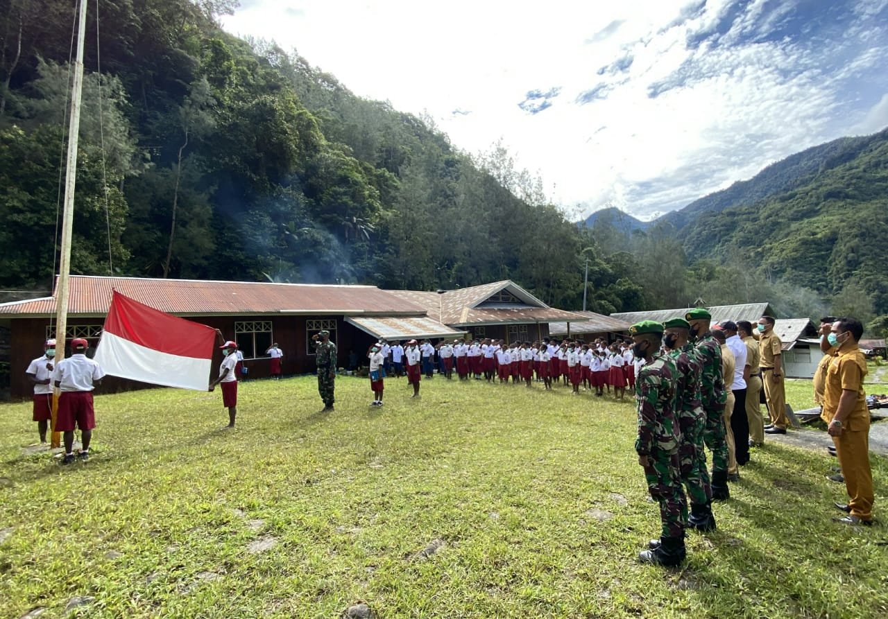 TNI Ajarkan Nasionalisme lewat Latihan Upacara Bendera Bersama Guru-Murid