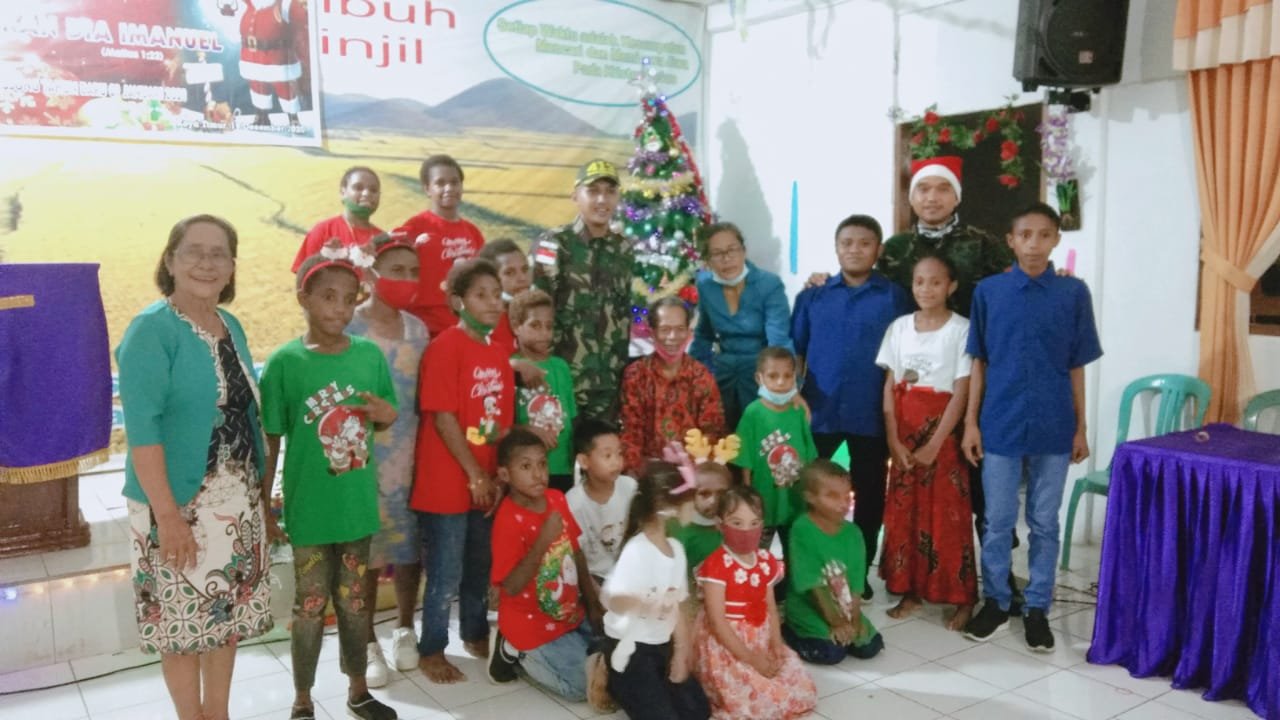 Hadiri Ibadah Natal Gereja El Shaday, Dansatgas Yonif MR 413 Kostrad Sampaikan Harapan