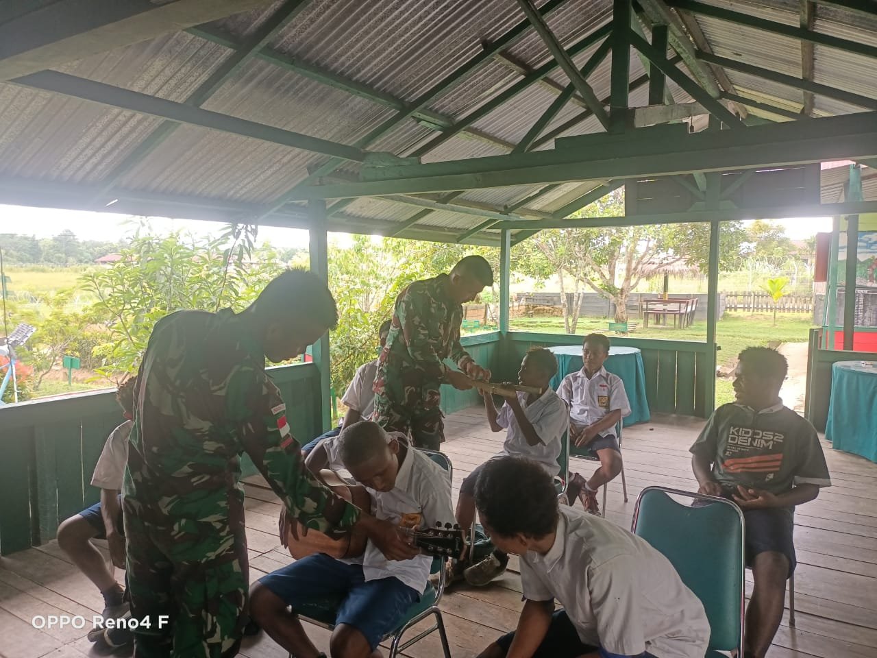 Kreativitas Satgas Yonif 126/KC Latih Musik untuk Anak di Perbatasan