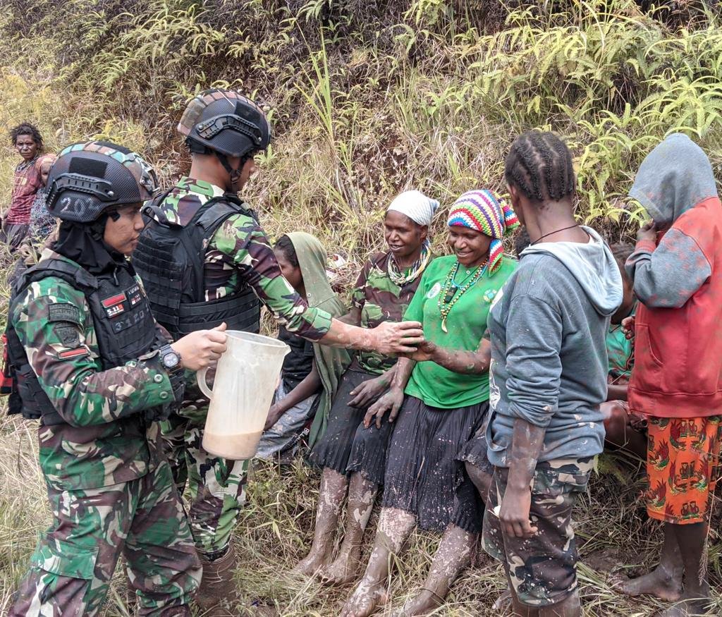 Setelah Berkebun, Satgas Yonif R 321/GT Ngopi Bersama Warga Papua Pegunungan