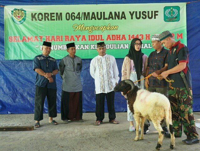 Korem 064/MY Serahkan Hewan Kurban dengan Tema Kepedulian Sosial
