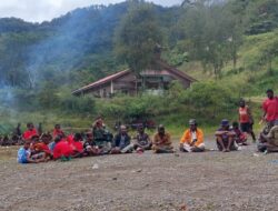 Upacara Bakar Batu Tandai Mulainya Pembangunan Jalan Banti-Arwanop