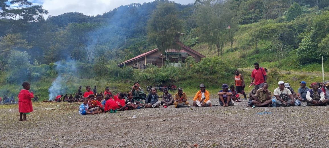 Upacara Bakar Batu Tandai Mulainya Pembangunan Jalan Banti-Arwanop