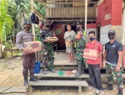Satgas Pamtas Yonif 642 Bersinergi dengan Polisi dan Aparat Bagikan Sembako ke Warga Dusun Kinda