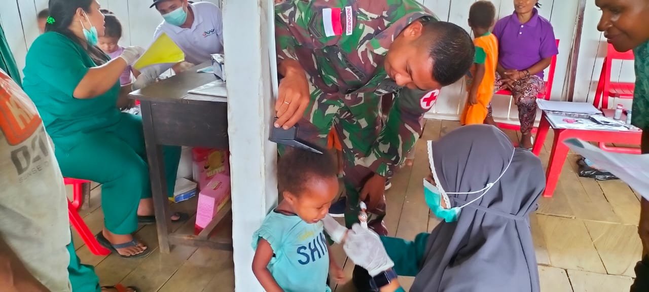 Satgas Pamtas Yonif 126/Kala Cakti Bersinergi dengan Puskesmas Gelar Posyandu