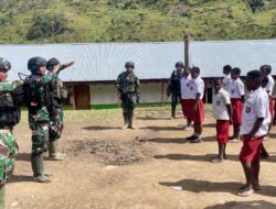 Satgas Yonif Raider 321/GT Kostrad Latih Baris Berbaris Tanamkan Disiplin Anak Papua