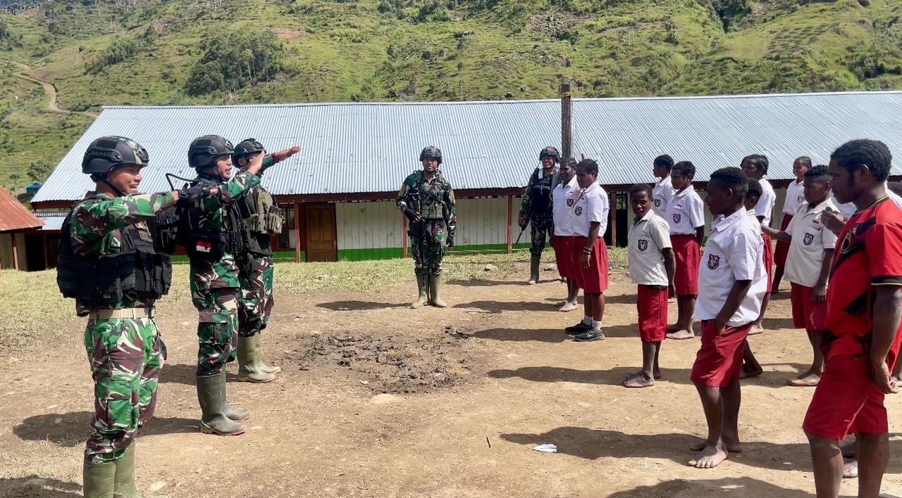 Satgas Yonif Raider 321/GT Kostrad Latih Baris Berbaris Tanamkan Disiplin Anak Papua
