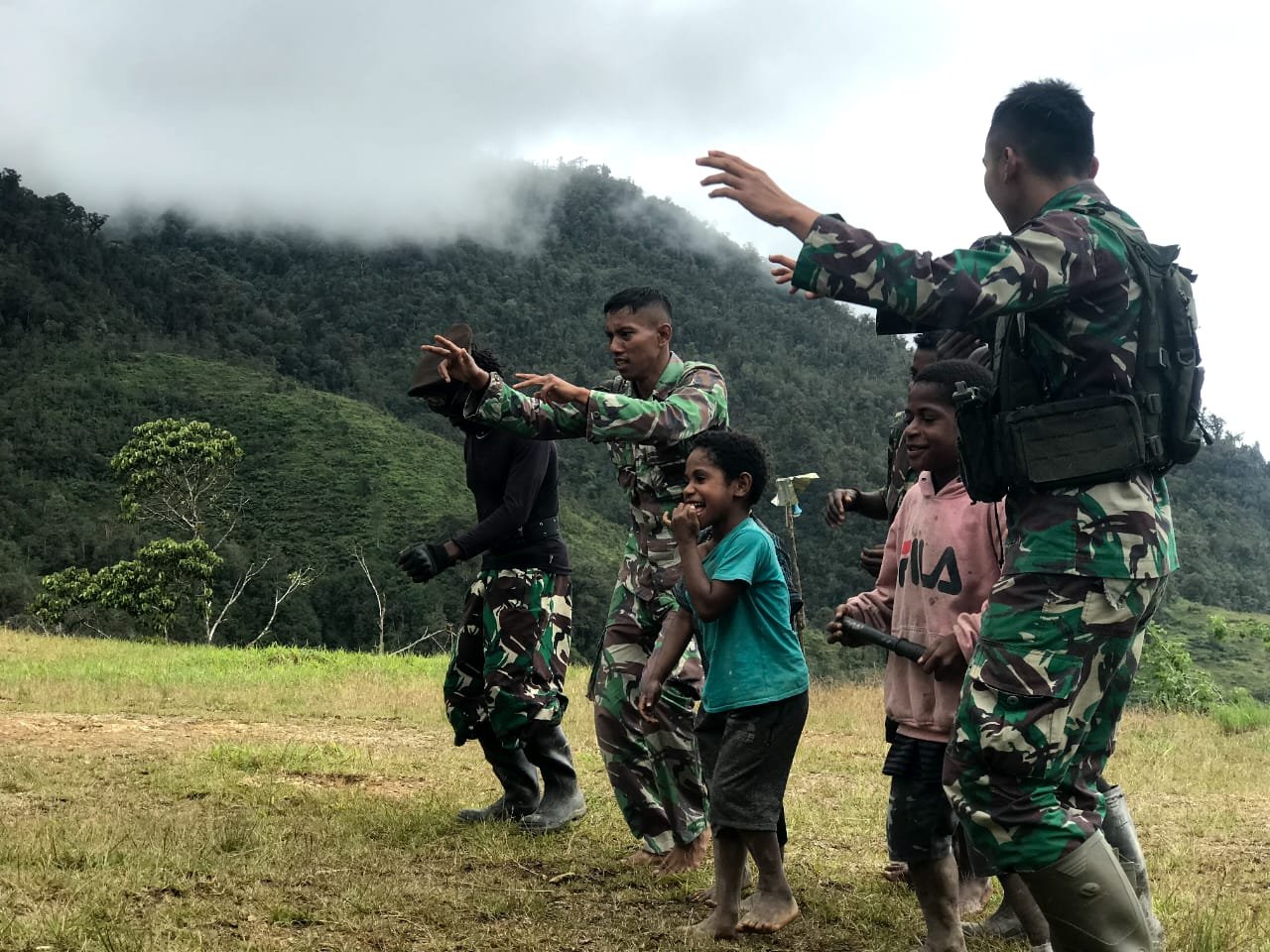 Satgas Yonif R 321/GT Lestarikan Budaya Papua dengan Belajar Alat Musik Tradisional