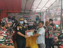 Panglima Mabes LMP Daenk Jamal Bagikan Paket Sembako ke Korban Kebakaran Kapuk Cengkareng