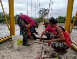 Prajurit TNI Yonif 131/BRS Perbaiki Jembatan Gantung Rusak Akibat Banjir