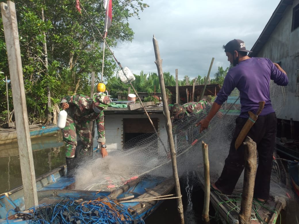 Prajurit Yonif 645/Gty Gelar Komsos Bersama Nelayan Desa Sebubus