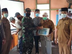 Babinsa Tekarang Kawal Penyaluran BLT DD di Desa Binaannya