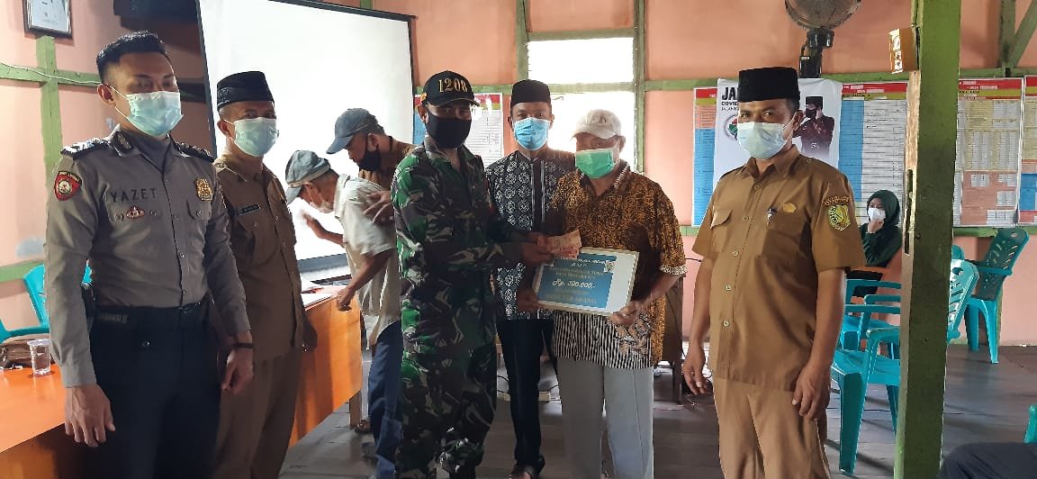 Babinsa Tekarang Kawal Penyaluran BLT DD di Desa Binaannya