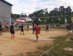 Personel Yonif 642 Main Voli Bersama Warga di Perbatasan