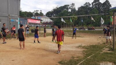 Personel Yonif 642 Main Voli Bersama Warga di Perbatasan