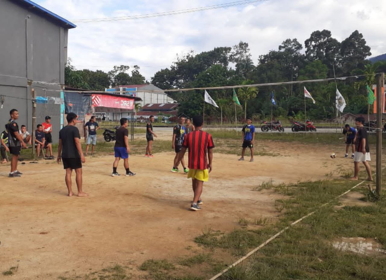 Personel Yonif 642 Main Voli Bersama Warga di Perbatasan