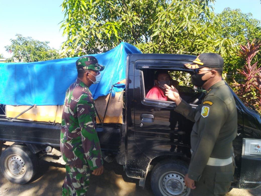 Koramil 06/Selakau Sekat Kendaraan Antisipasi Penyebaran Covid-19