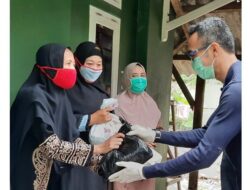 Tim Eki Baihaki Semprot Disinfektan dan Bagikan Sembako Cegah Corona