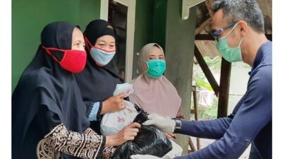Tim Eki Baihaki Semprot Disinfektan dan Bagikan Sembako Cegah Corona