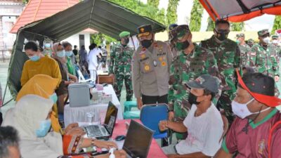 Pangdam XVII/Cenderawasih Hadiri Vaksinasi Nasional dan Vicon Presiden dengan TNI-Polri dan Kepala Daerah