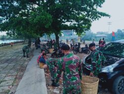 Prajurit Kipan B Yonif 645 Bersihkan Pantai Sinam Tanpa Henti