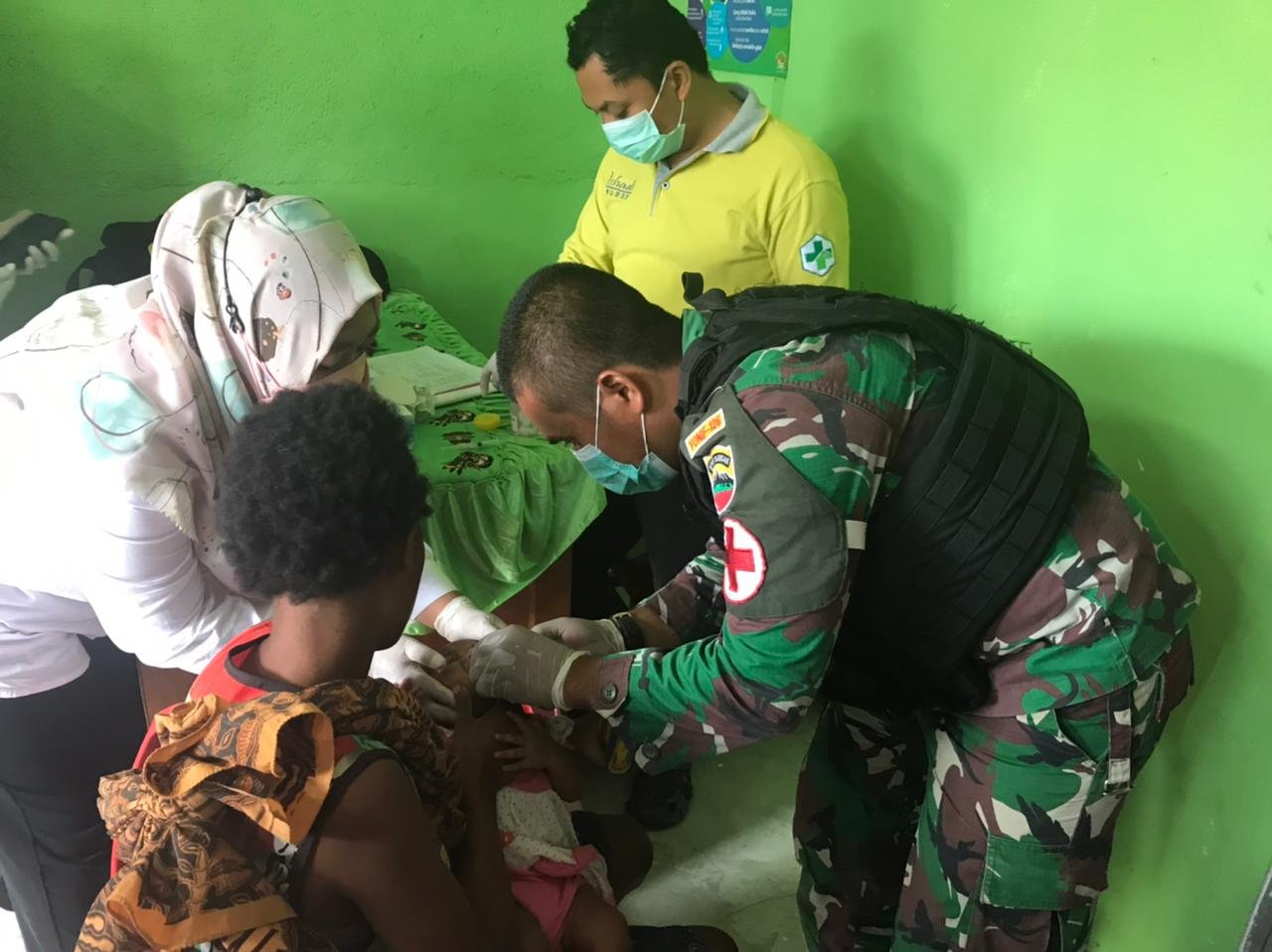 Yonif 126/KC Bantu Layanan Posyandu di Wilayah Perbatasan