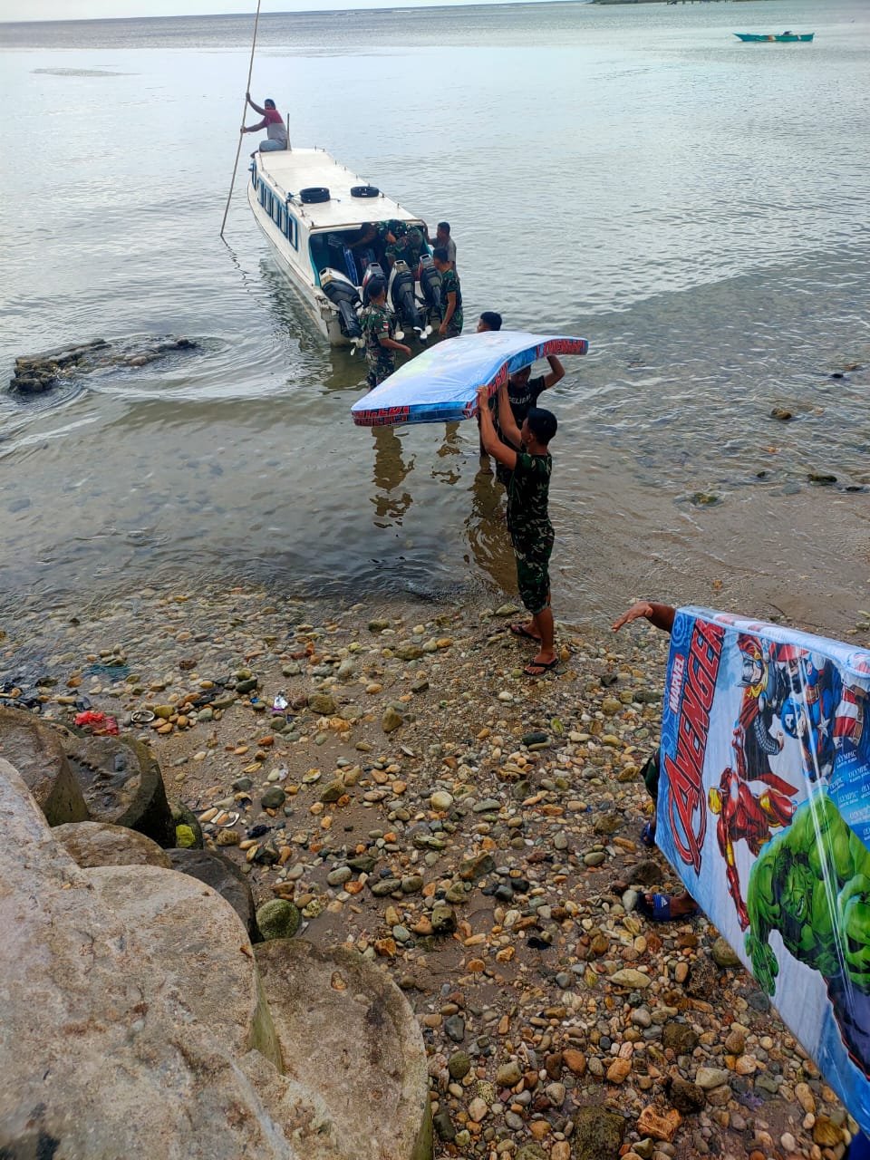 Penyaluran Bansos di Aboru Terus Berlangsung, Pangdam Pattimura Ingatkan Jaga Kesehatan