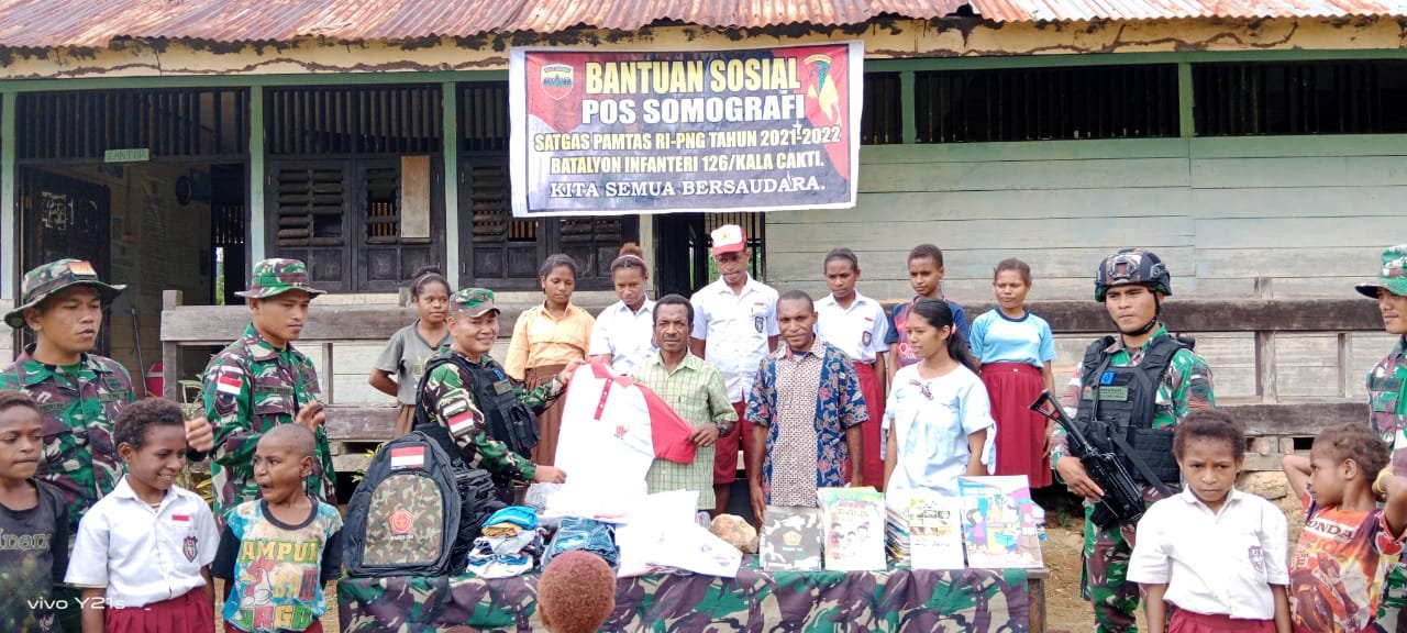 TNI Peduli Anak Papua, Satgas Yonif 126/KC Bagikan Perlengkapan Sekolah di Perbatasan