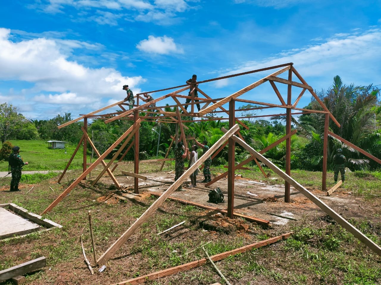 Satgas Yonif 126/KC Bangun Sarana Nonton Bersama di Perbatasan