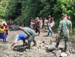 Satgas Yonif Raider 142/KJ Kerja Bakti Bersama Warga di Kelila