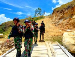 Satgas Yonif Mekanis 203/AK Berikan Pertolongan dan Evakuasi Warga Sakit