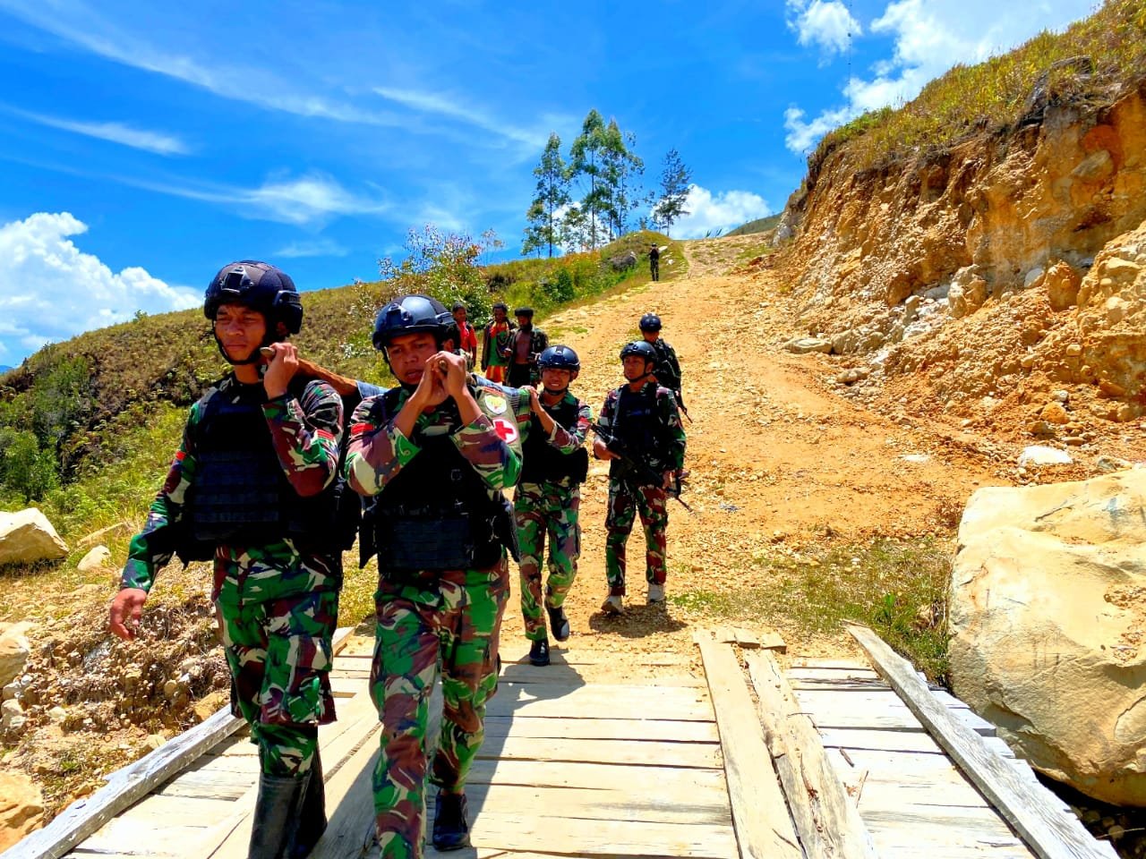 Satgas Yonif Mekanis 203/AK Berikan Pertolongan dan Evakuasi Warga Sakit