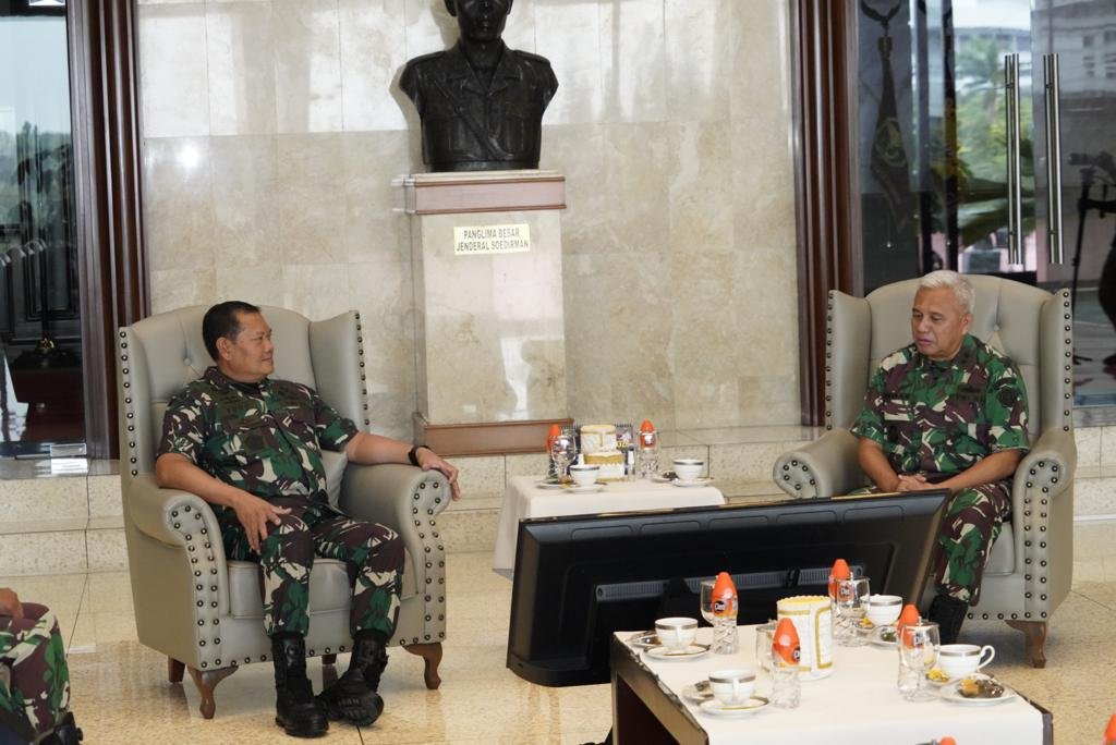 Foto: Panglima TNI Terima Jampidmil dari Kejaksaan Agung