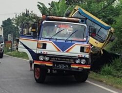 Satlantas Polres Serang Cepat Tanggap Evakuasi Truck Terperosok di TKP
