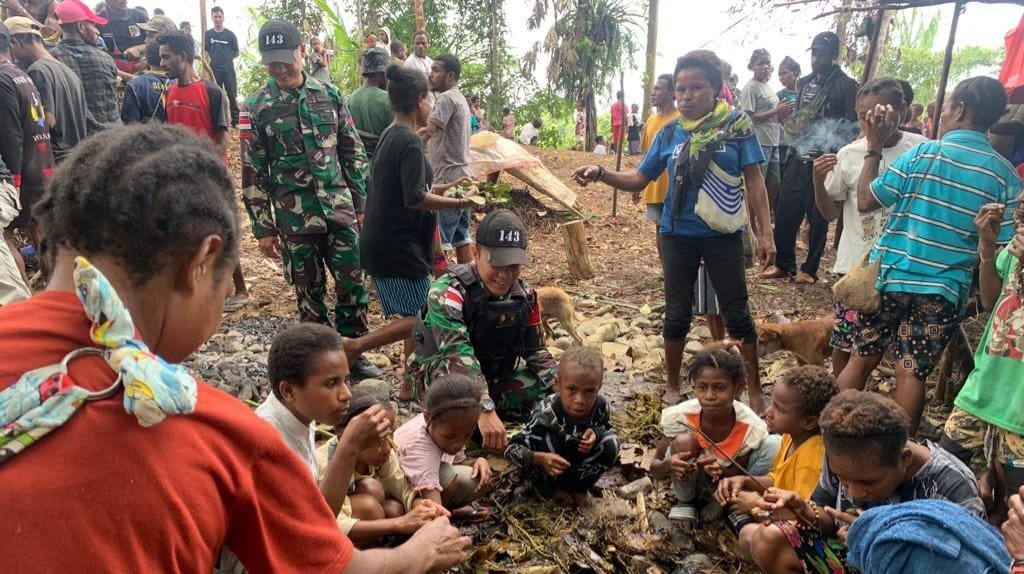 Junjung Kearifan Lokal, Satgas Yonif 143/TWEJ Sukseskan Acara Adat Papua