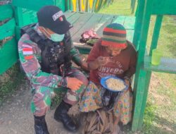 TNI Yonif 751 Bantu Warga Kampung Mumi yang Kesusahan