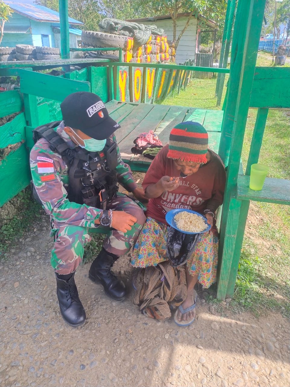 TNI Yonif 751 Bantu Warga Kampung Mumi yang Kesusahan