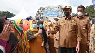 Gubernur WH Resmikan Jembatan Ciberang, Warga Bergembira