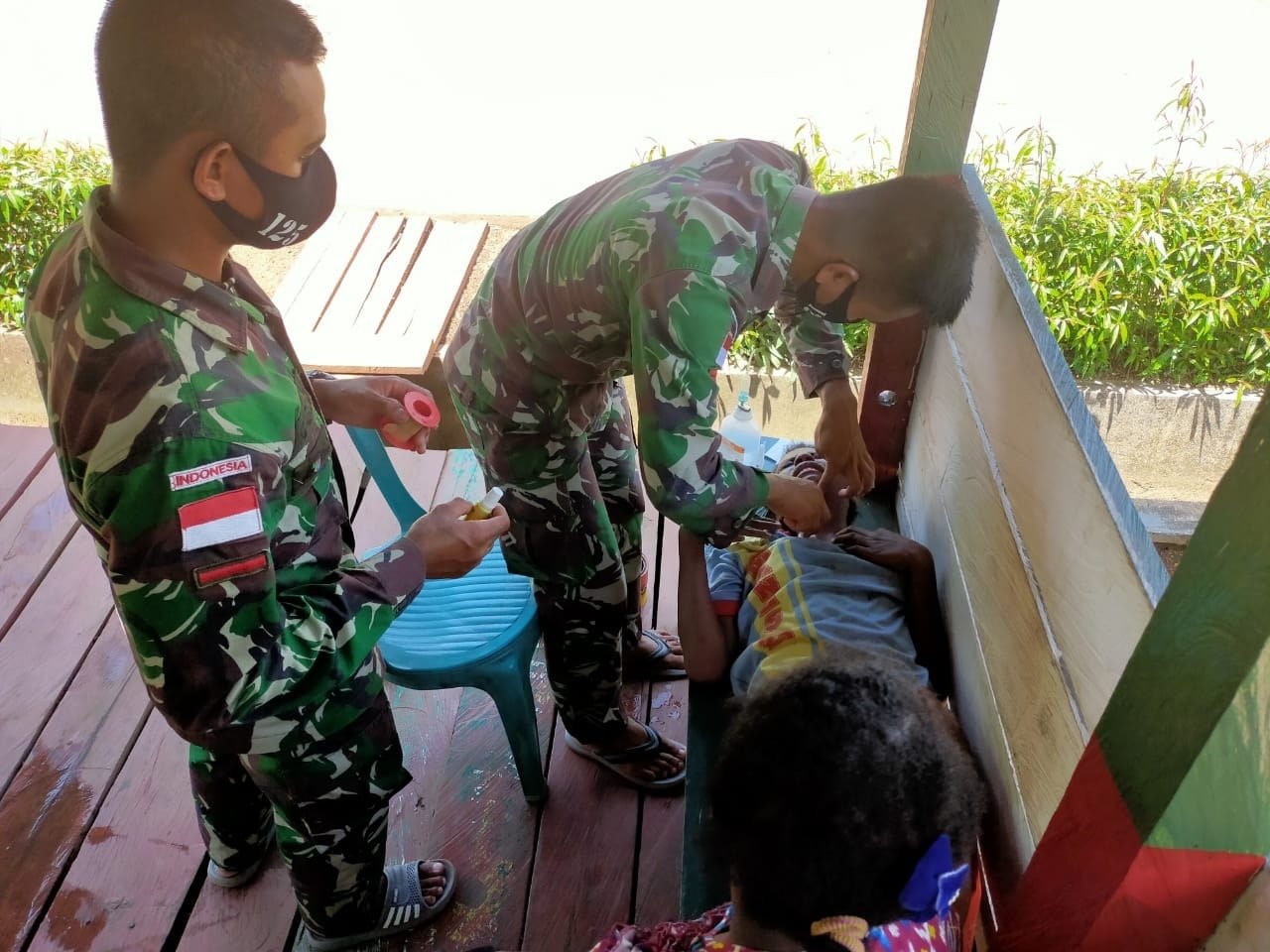 Luka Tersangkut Kawat Duri, Viktoria Rohkobun Diobati Satgas Yonif 125/Simbisa