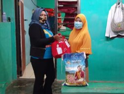 Kemensos Salurkan Sembako ke Warga Pabuaran Terdampak Covid-19 via Jurnalis
