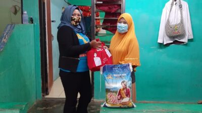 Kemensos Salurkan Sembako ke Warga Pabuaran Terdampak Covid-19 via Jurnalis