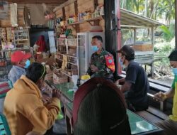 Babinsa Ingatkan Prokes Saat Cek Posko PPKM di Tengah Masyarakat