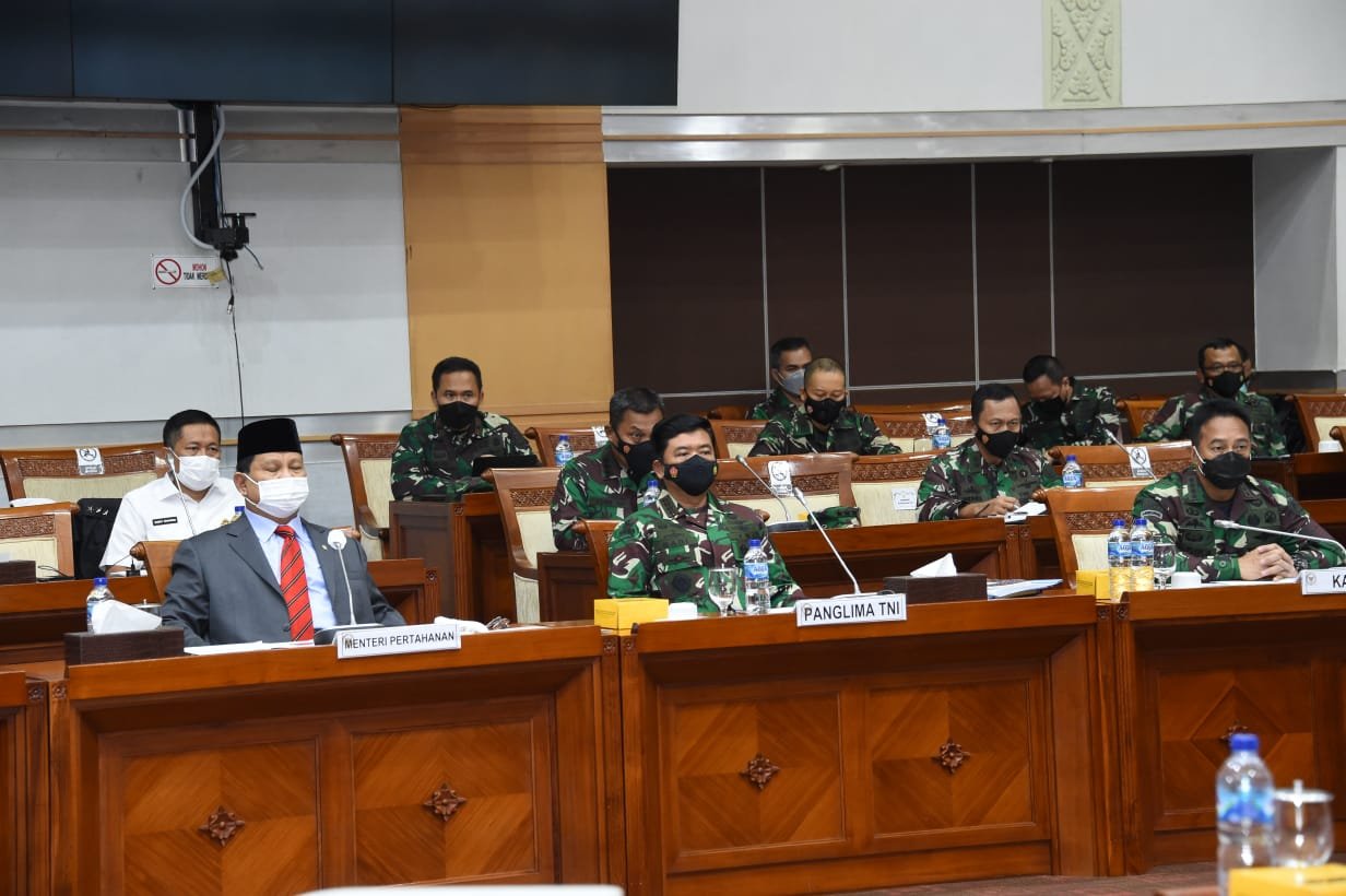 Berita Foto: Panglima TNI, Menhan dan Kepala Staf Angkatan Hadapi Rapat Kerja Komisi I DPR RI