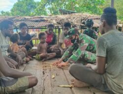 Prajurit Yonif 125/SMB Ajarkan Anyaman Lidi saat Anjagsana ke Warga